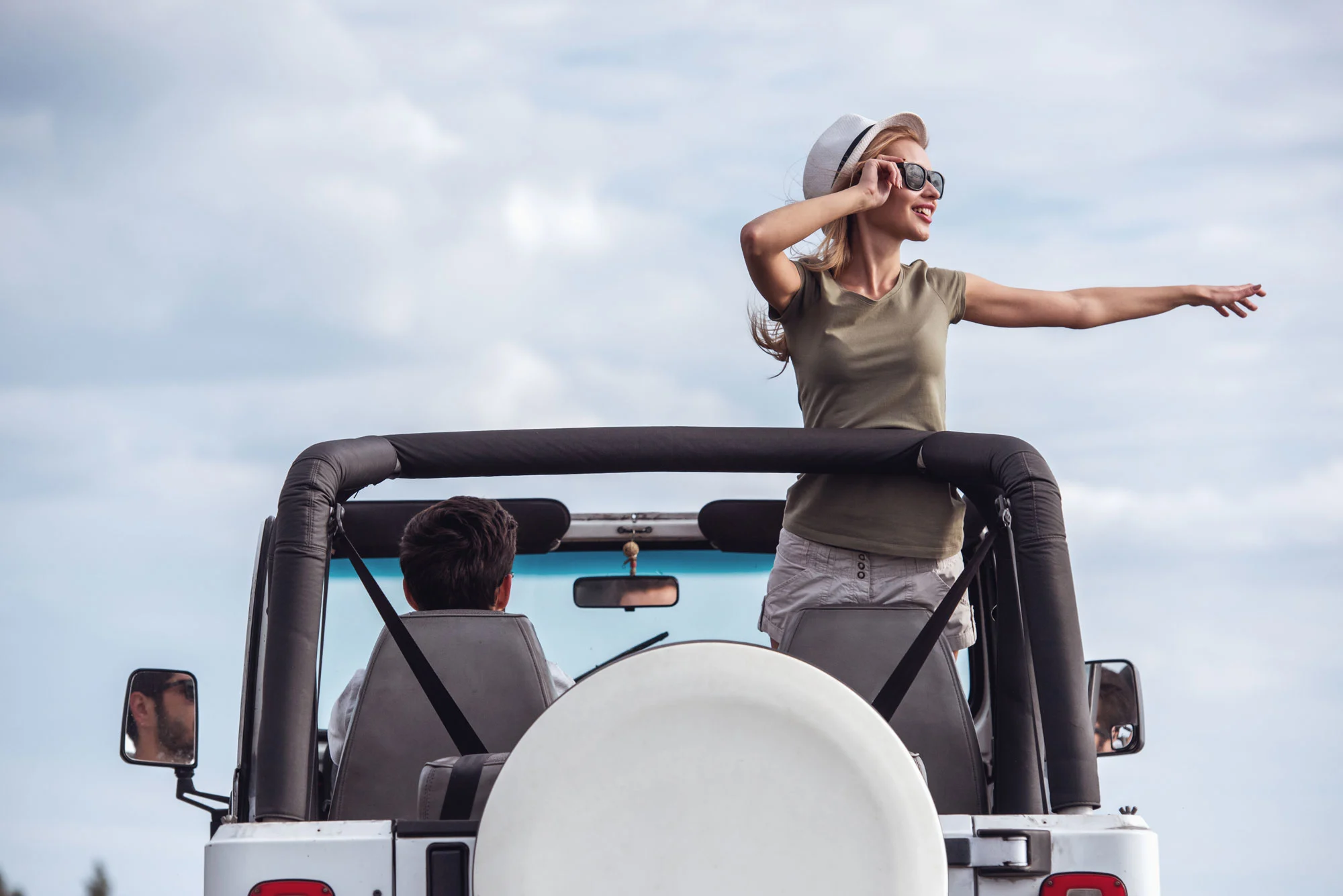 couple-travelling-by-car-2024-10-21-23-04-02-utc2.webp